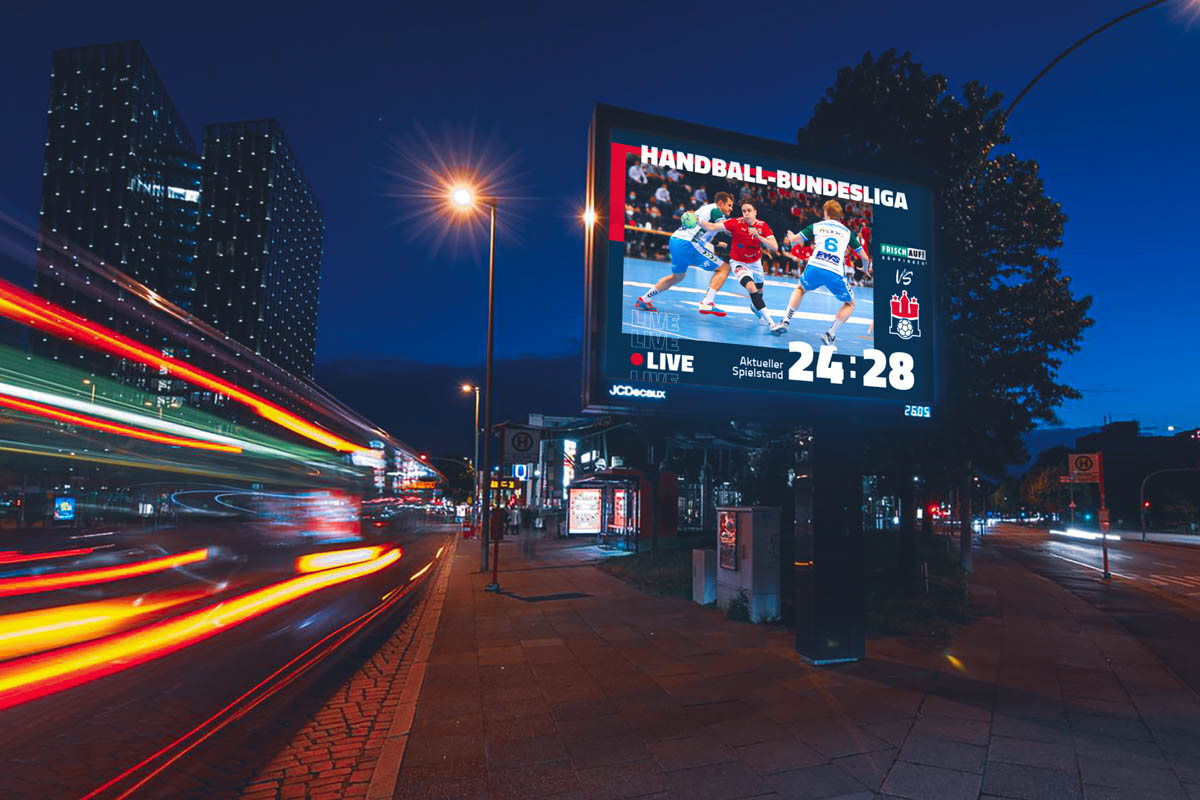 Mitfiebern an der Bushaltestelle Live-Spielstände auf Digital-Flächen von Wall Handball Sport Verein Hamburg