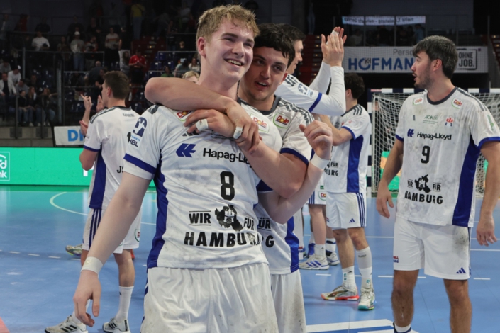 Foto: Anton Härtel und Toma Gadza freuen sich über den Auswärtssieg beim HC Erlangen / Quelle: Dama Zink