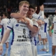 Foto: Anton Härtel und Toma Gadza freuen sich über den Auswärtssieg beim HC Erlangen / Quelle: Dama Zink
